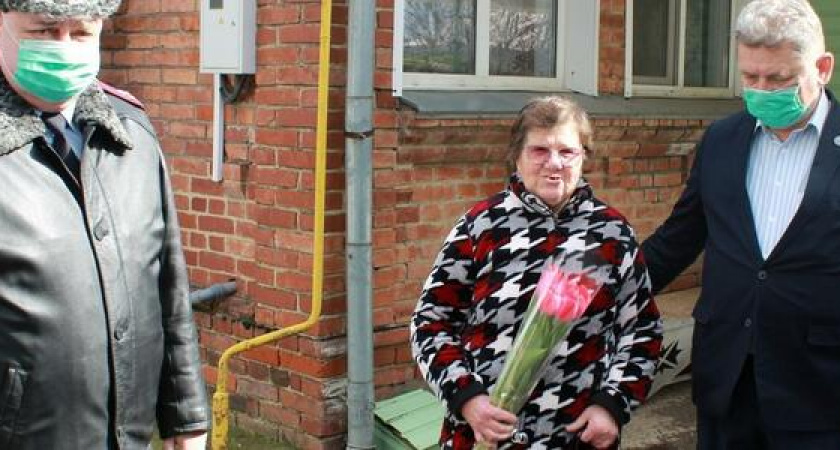 В Новороссийске сотрудники транспортной полиции при поддержке общественников поздравили женщин с Международным женским днём