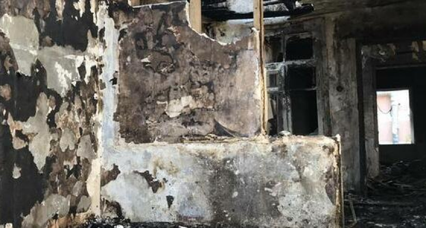 Обрушенная крыша, сгоревшие обои и горы бутылок. Как сейчас выглядит дом-притон в центре Новороссийска