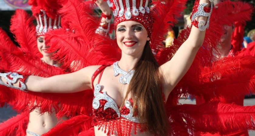 Яркие этнические наряды, горы конфетти и выступления звезд: самые яркие моменты карнавала в Геленджике