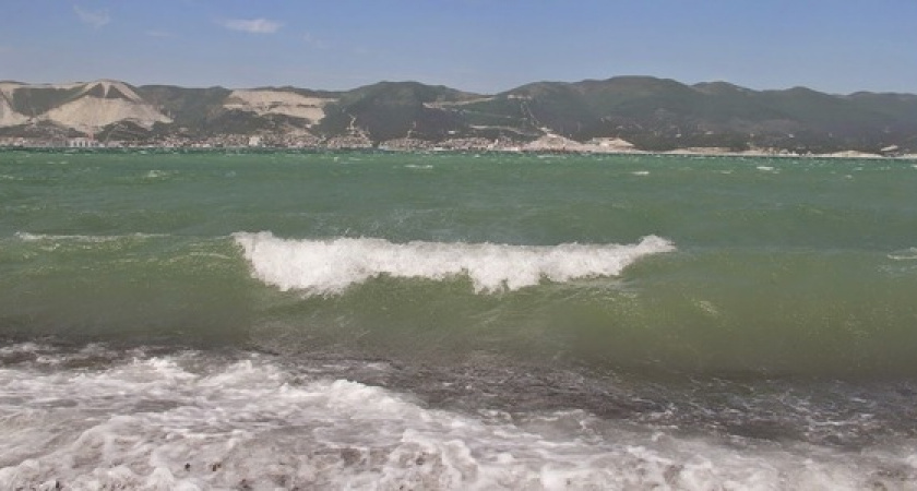 В Новороссийске из-за шквалистого усиления ветра рекомендуют не купаться в море