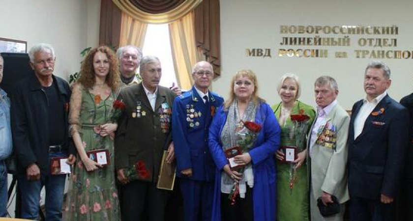 В Новороссийске транспортные полицейские приняли участие в торжественном мероприятии, посвященному Дню Победы