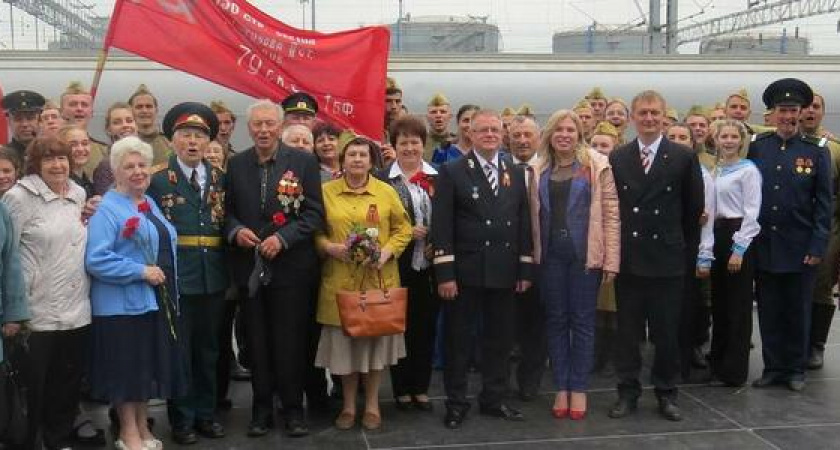 В Новороссийске транспортные полицейские обеспечили охрану общественного порядка во время прибытия ретро-поезда «Победа»