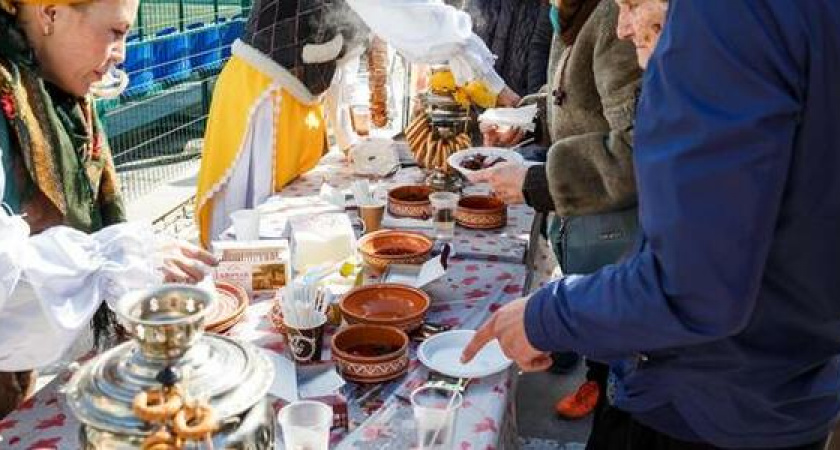 Фланкировка шашкой, бесплатные угощения и сотня подарков: самые яркие моменты Масленицы с «Нашей Газетой»