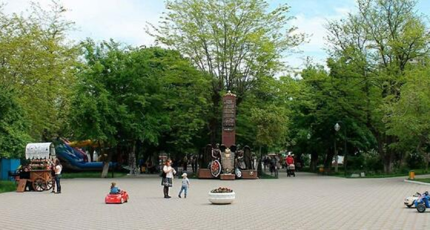 Рядом с парком Фрунзе лавочками выстроят надпись «Новороссийск»