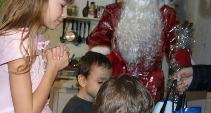 Полицейские в костюмах Деда Мороза поздравили юных новороссийцев с наступающим Новым годом