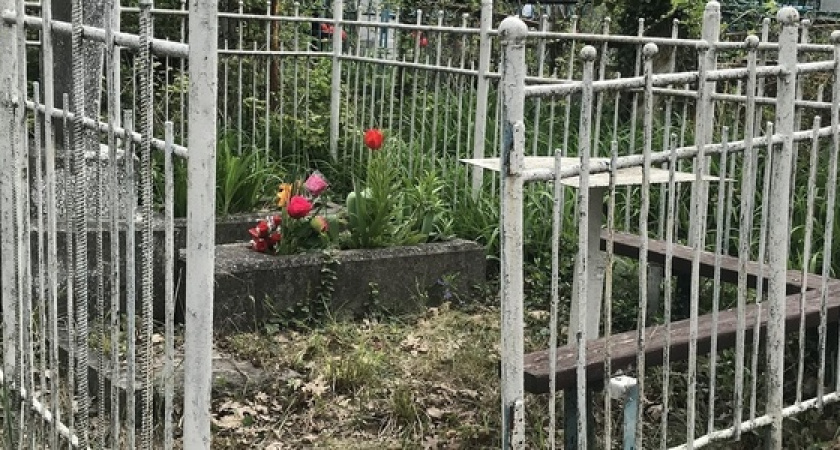 «Снимают едва ли не каждую третью!»: на кладбище Новороссийска неизвестные воруют калитки с могил