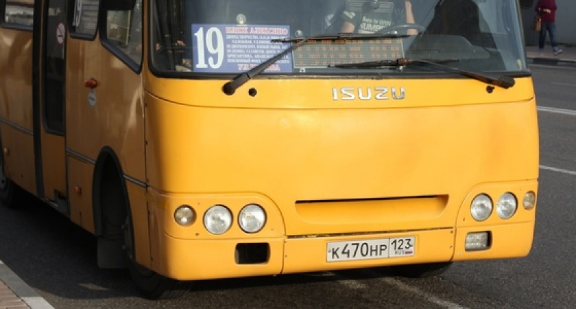 «Город портовый, а транспорт как в станице ходит!»: новороссиец возмущен, что после проведения конкурса перевозчиков график работы автобусов и маршруток не изменили