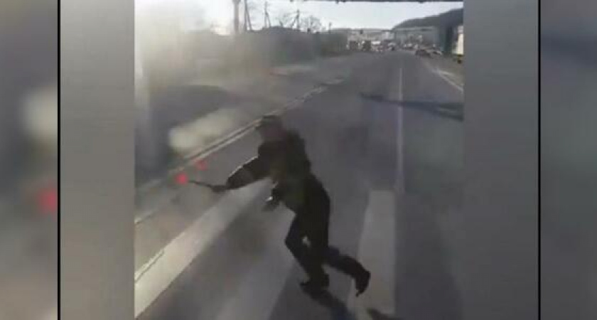 Зерновоз чуть не сбил инспектора весового контроля под Новороссийском