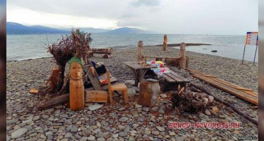 Лавочку, которая является частью инсталляции на мысе Суджук, пытались увезти на тракторе