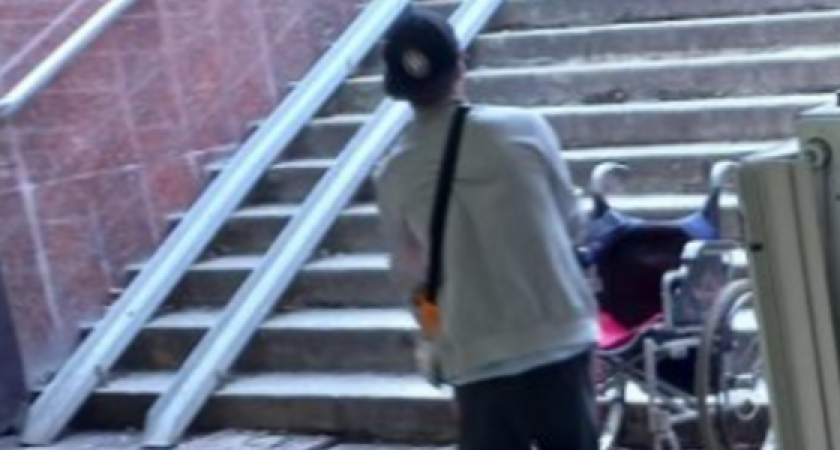 Новороссийскую «подземку» оборудовали подъемниками и новеньким пандусом. Но инвалиды продолжают ползать на коленях