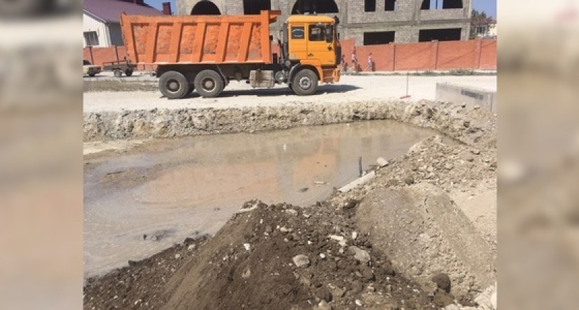 Во время строительства дороги в 13 микрорайоне Новороссийска повредили водопроводную трубу: горожане сняли фонтан на видео