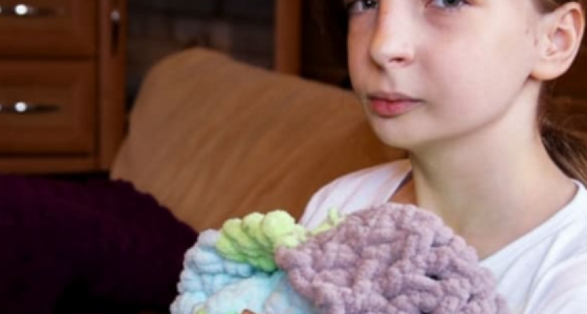 Девочку-инвалида из Новороссийска ждет очередная операция: Ирина вяжет пледы, чтобы собрать деньги на лечение