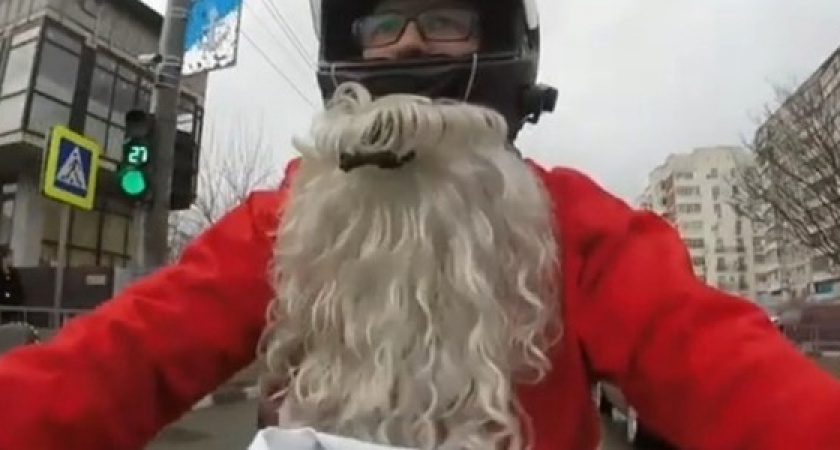 Байкеры, переодевшись в костюмы Дедов Морозов, проехались по городу и угостили детей конфетами