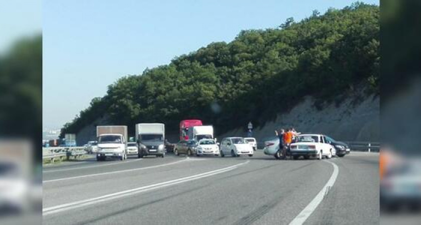 На опасном отрезке трассы Новороссийск-Керчь в районе «Волчьих ворот» появится освещение и силовые дорожные ограждения: за два года на этом участке произошло 141 ДТП