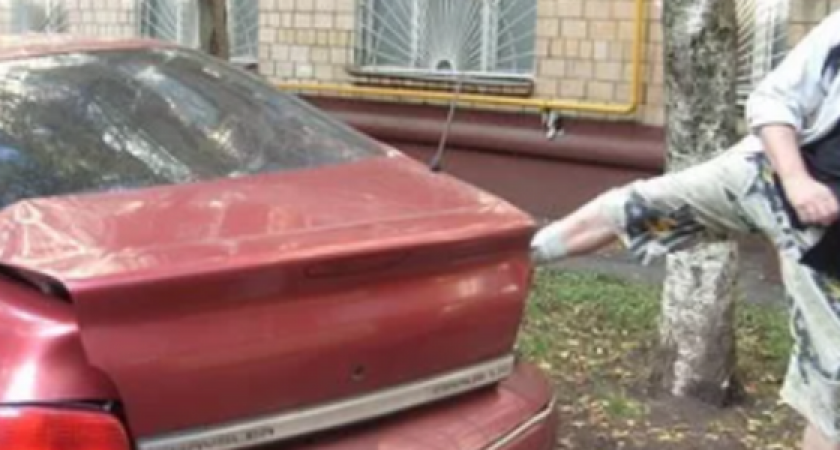 Житель Новороссийска избил иномарку в Геленджике