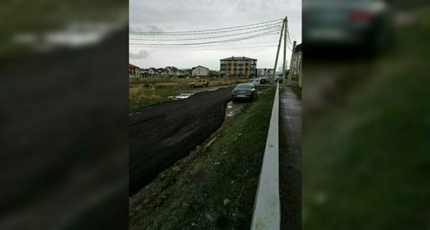 «И так сойдет!». Новороссийцы жалуются, что асфальт положили прямо на грязь