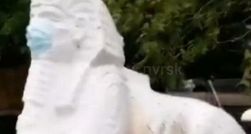 Даже сфинксы соблюдают масочный режим: в Новороссийске была замечена статуя в маске