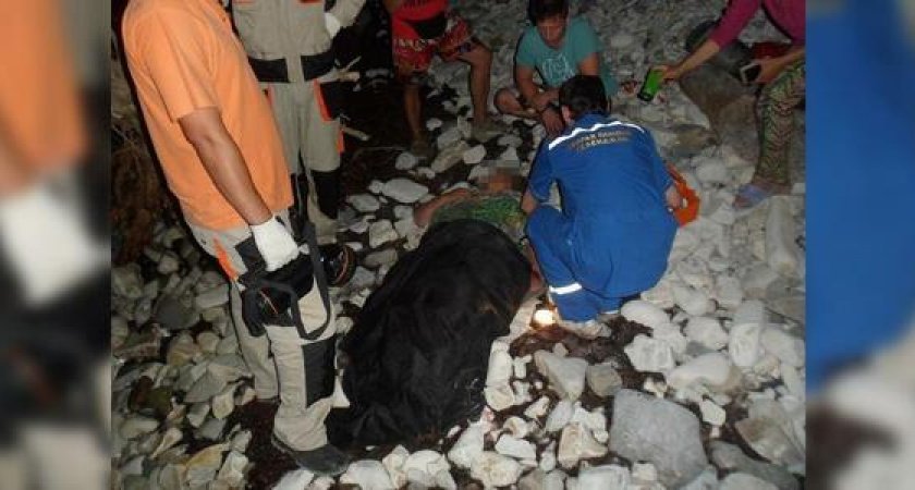 Туристка сорвалась с 20-метровой скалы на каменистый берег под Геленджиком