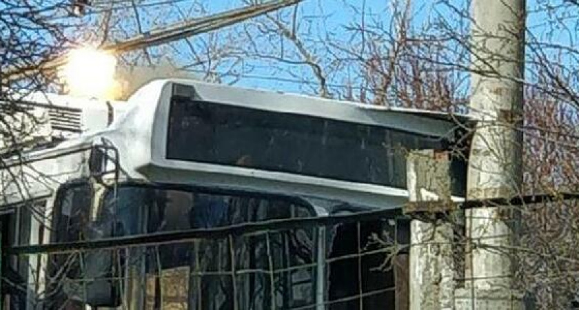 В Новороссийске водитель троллейбуса потерял управление и врезался в столб