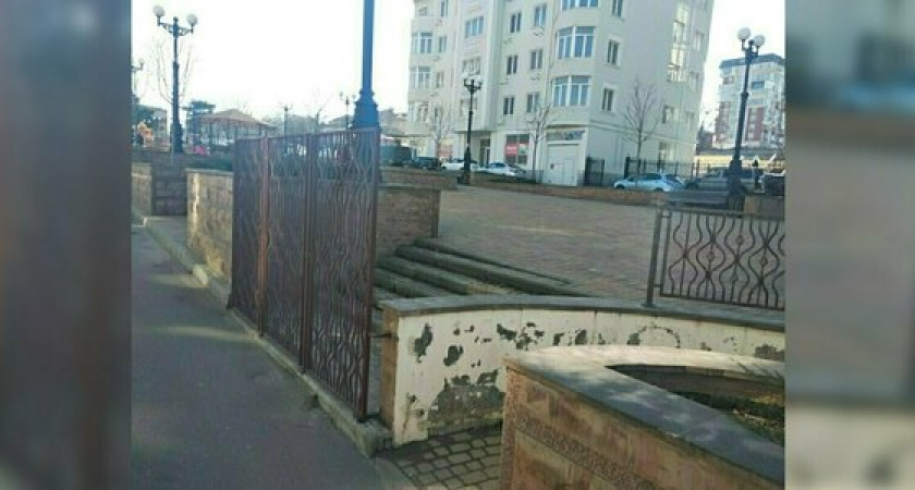 «Угадайте страну по фотографии». В центре Новороссийска лестница ведет в забор