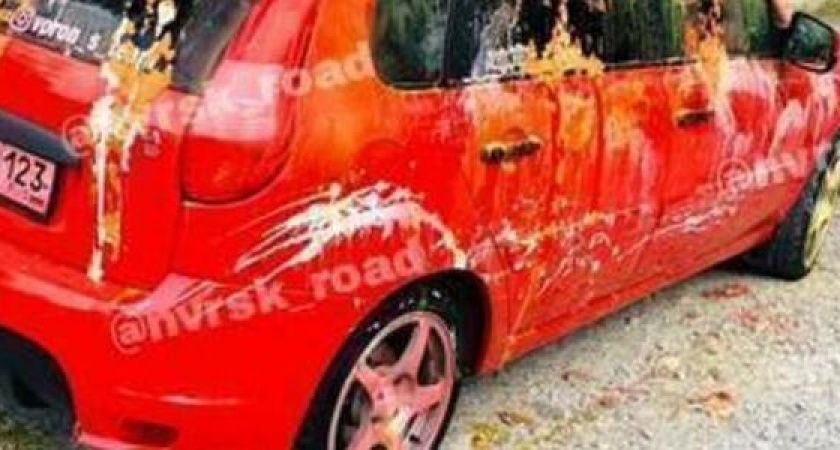 «Месть или флешмоб?» В Новороссийске авто закидали яйцами