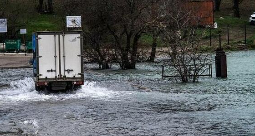 Озеро Абрау слилось с канализацией и затопило дорогу