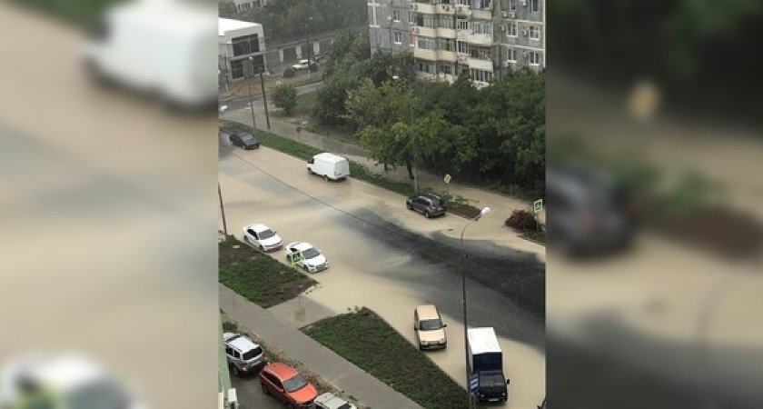 «Соблюдены все нормы строительства»: летние дожди топили новую дорогу в обход 13 микрорайона Новороссийска