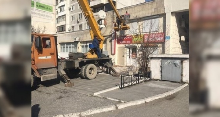 Жители Новороссийска сняли на видео, опасные фасадные работы рядом с детской библиотекой и музыкальной школой