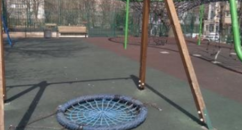 Школьники сломали качели в сквере «Науки» в Новороссийске