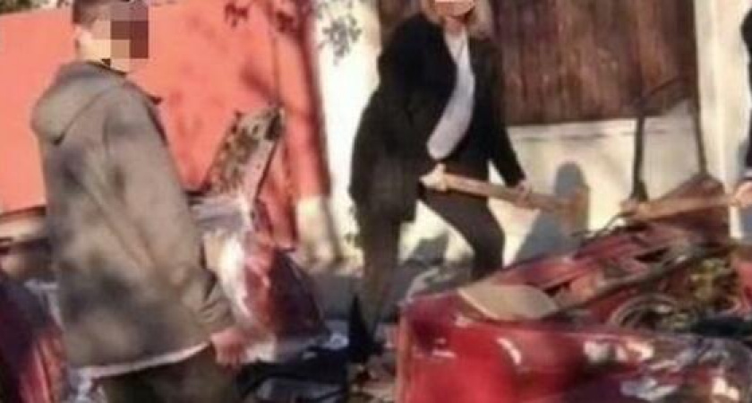 В Новороссийске ВАЗ влетел в забор частного дома. Авто кувалдами разобрали на металлолом  (фото)