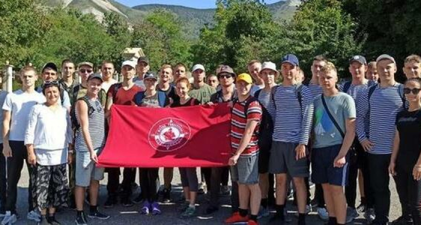 Участники клуба «Шхуна ровесников» и «ушаковцы» уже в 50-ый раз переложили цифры на «Каменном календаре»