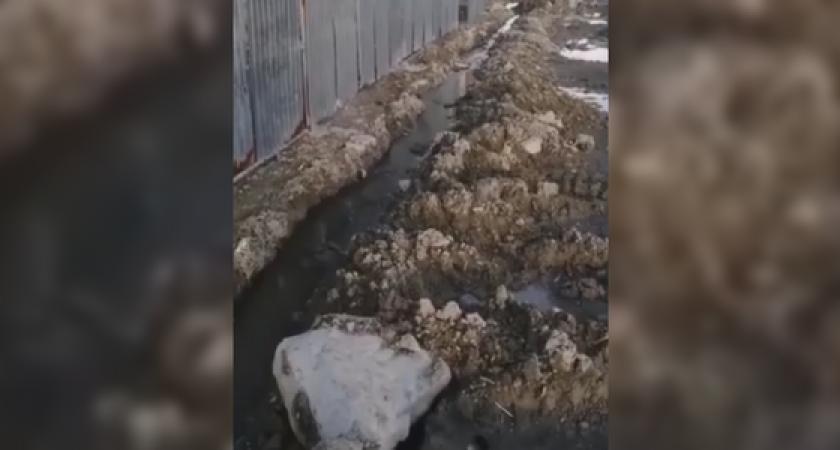 Жители Новороссийска пожаловались, что уже два месяца канализационные воды текут людям под ноги