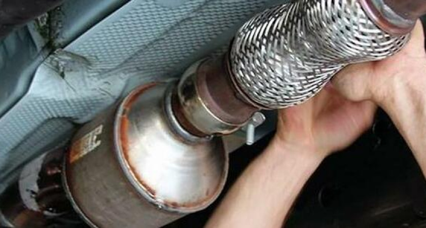 Хозяйка автосервиса обманом заставила рабочего снять катализатор с авто клиента из Новороссийска и продала его