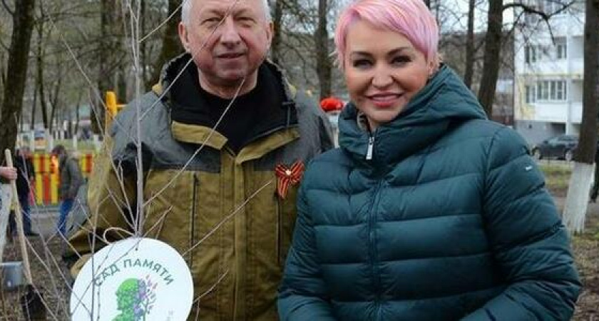 Певица Катя Лель посадила березы в поселке Верхнебаканский под Новороссийском