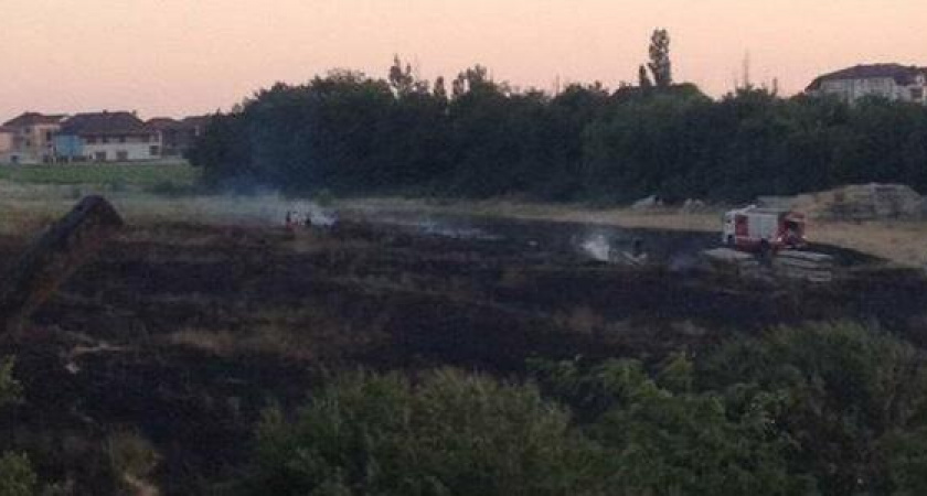 В МЧС рассказали о пожаре в 14 микрорайоне Новороссийска: подборка фото и видео очевидцев