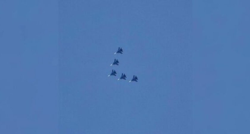 «Русские витязи» совершили приветственный вираж над Новороссийском: горожане выкладывают фото и видео истребителей в соцсети