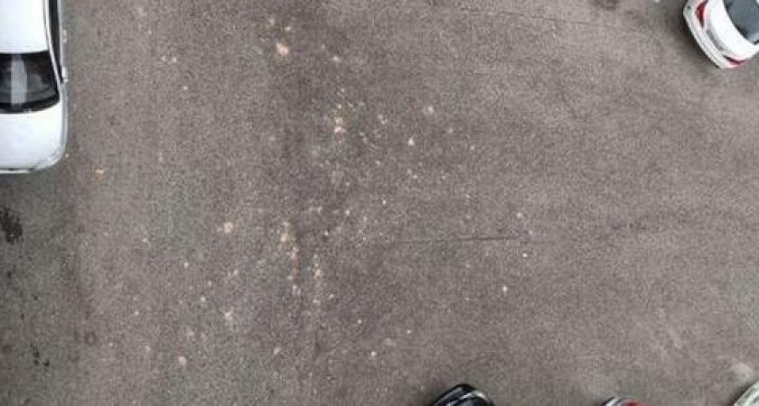 В Новороссийске кирпичная облицовка, отлетевшая от фасада новостройки, повредила несколько автомобилей