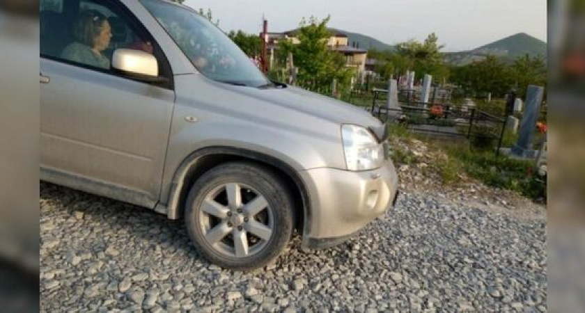 Острые камни и горы мусора на кладбище испортили новороссийцам настроение в Радоницу