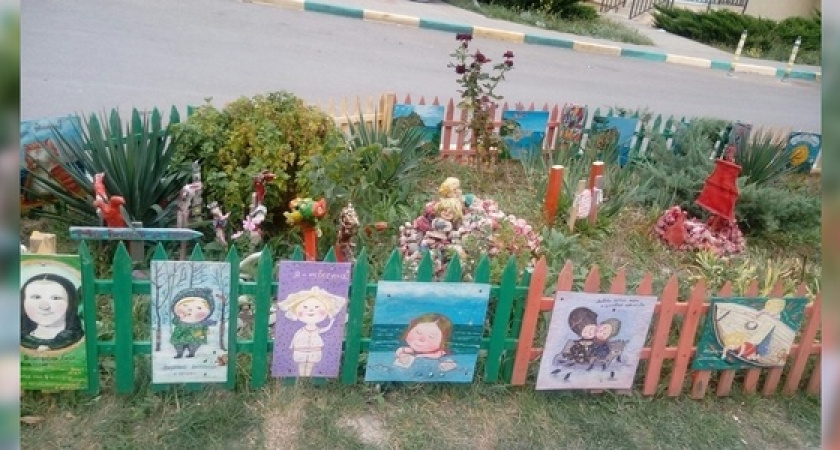 «Рай среди бетона!»: жители новороссийской многоэтажки разбили во дворе дома необычную клумбу