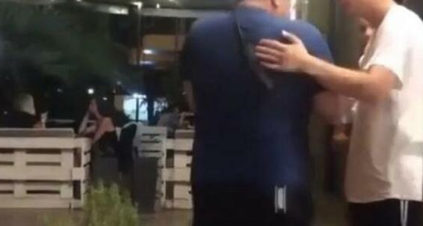 В Сочи мужчина угрожал ножам двум девушкам в кафе из-за того, что они пришли в заведение с собаками