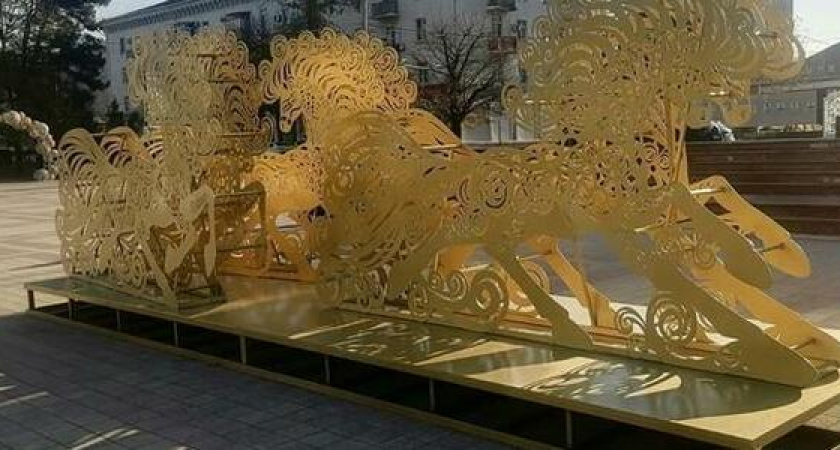 В Новороссийск прибыли новогодние золотые «Кони»