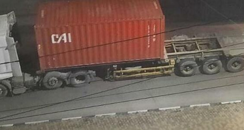 В Восточном районе Новороссийска на пешеходном переходе грузовик уронил контейнер