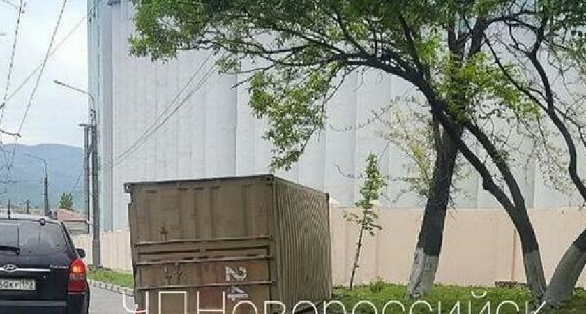 «Ничему жизнь не учит!»: в Новороссийске водитель снова потерял контейнер