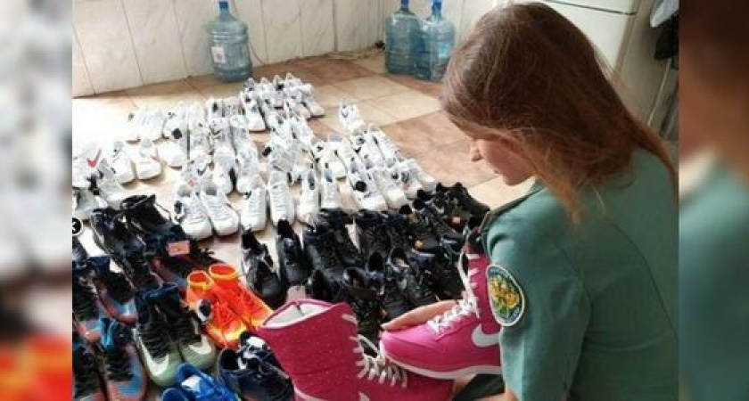 Сотрудники новороссийской таможни выявили 215 пар контрафактной обуви и 72 единицы одежды