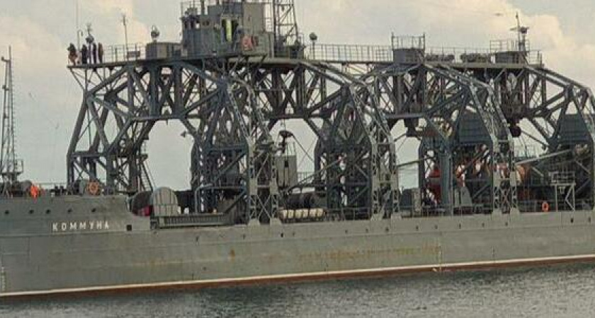 В Новороссийск зашло старейшее действующее судно ВМФ России «Коммуна»