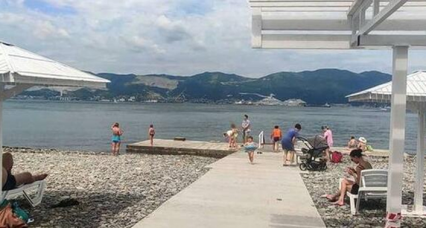 В Новороссийске на Суджукской косе обновили пляж для инвалидов