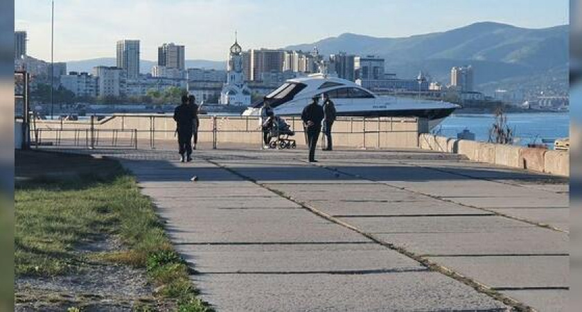 Новороссийцы не понимают, для чего на набережной города установлены ограждения, если по обе стороны забора продолжают гулять люди