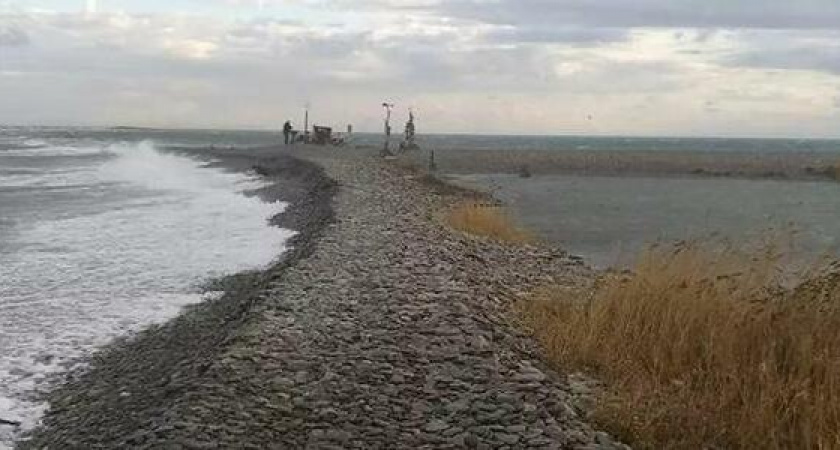 Во время октябрьского шторма в Новороссийске снова сузилась Суджукская коса