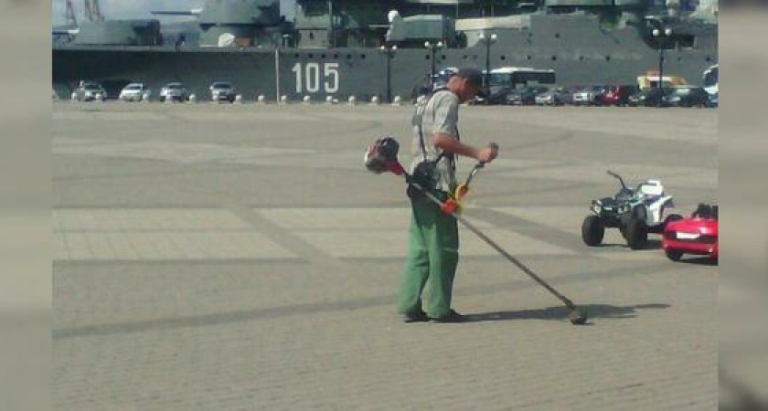 Жителей Новороссийска позабавили газонокосильщики, которые «косили плитку» на набережной