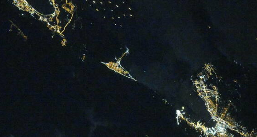 Красота неземная: новороссийцы обсуждают фотографии города из космоса